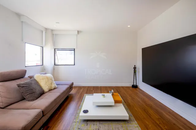 Luxury Apartment for Sale in Rohrmoser – Wraparound Balcony & Park Views