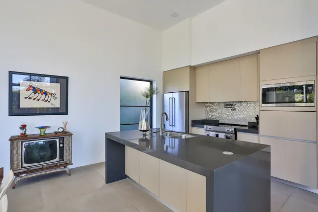 Modern Minimalist Gem for sale in Hacienda Los Reyes