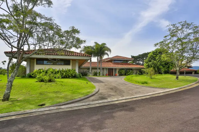 For Sale: Stunning Luxury Home in Monteran, Granadilla – Premier Location and Exclusive Privacy