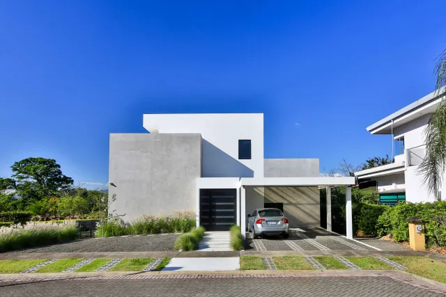 Modern Minimalist Gem for sale in Hacienda Los Reyes