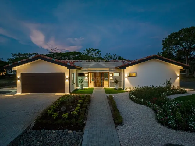 Luxury Villa in Hacienda Pinilla – Guest House, Private Pool & Resort-Style Living