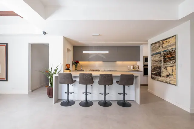 Luxury Apartment for Sale in Rohrmoser – Wraparound Balcony & Park Views
