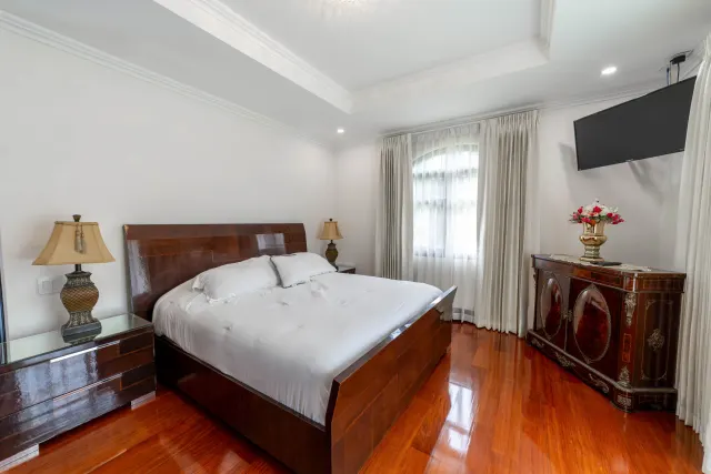Monteran Luxury Home: Exquisite 3-Bedroom Residence