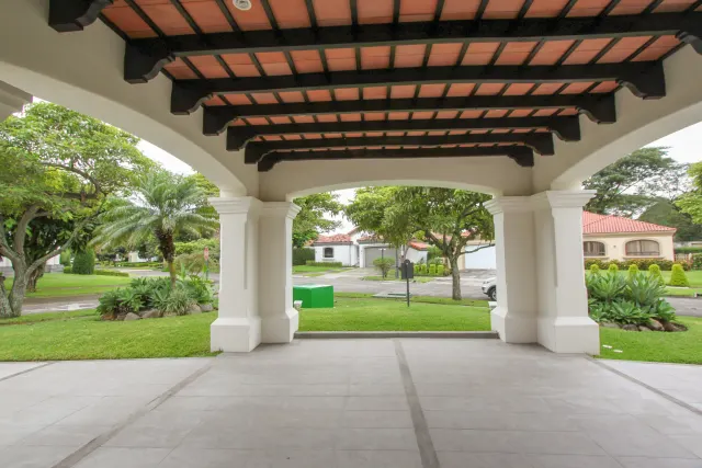 House for sale or rent, single-story, in the Bosques Lindora condominium, Santa Ana. RENTED