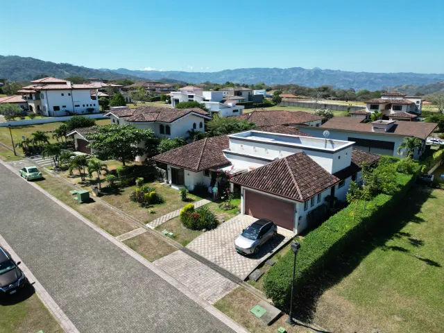 House for sale in a condominium within Ciudad-Hacienda Los Reyes