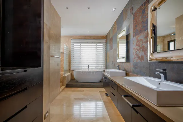 La Hacienda Cosmopolitan Chic – Exclusive Single-Level Luxury Estate in Santa Ana