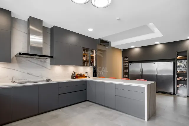 La Hacienda Cosmopolitan Chic – Exclusive Single-Level Luxury Estate in Santa Ana