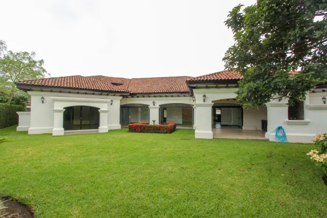 House for sale or rent, single-story, in the Bosques Lindora condominium, Santa Ana. RENTED
