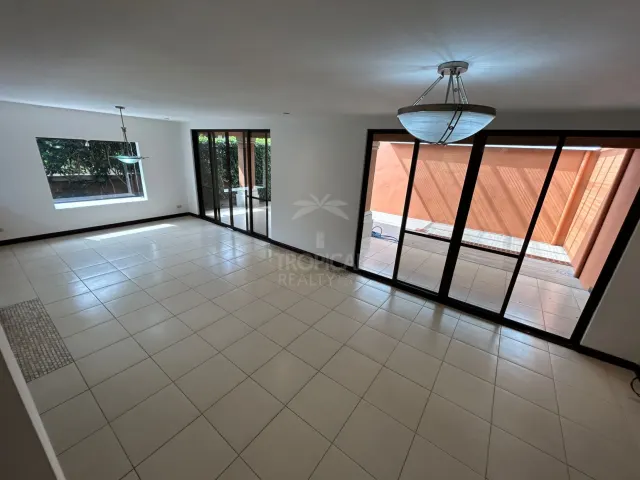 Spacious 4-Bedroom Townhouse in Villas de Valencia Condominium, Escazú
