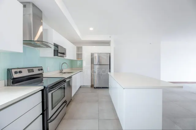 Luxury 10th Floor Condo with Panoramic Views in Nunciatura