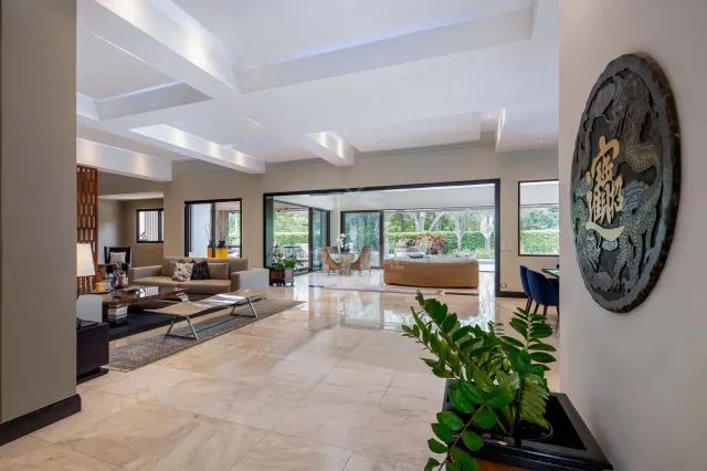 La Hacienda Cosmopolitan Chic – Exclusive Single-Level Luxury Estate in Santa Ana