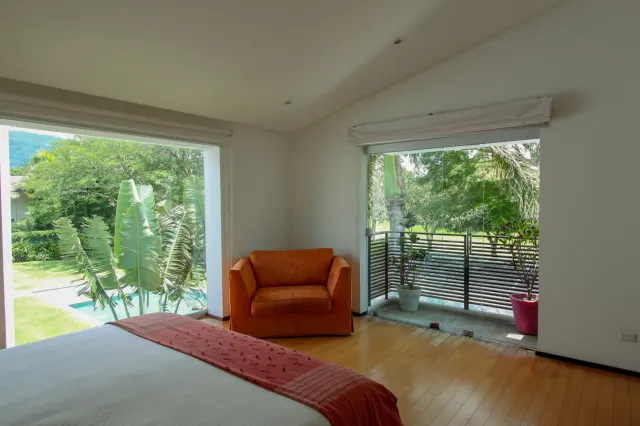 Modern Golf Course Haven: Spectacular Home in Valle del Sol, Santa Ana