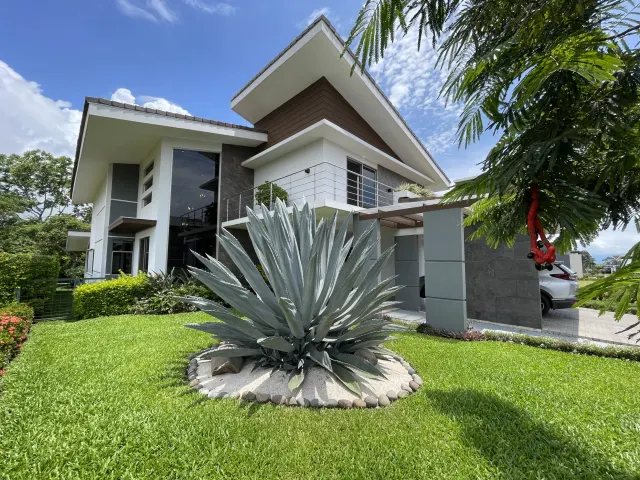 Beautiful House for Sale in Gated Community - Hacienda Los Reyes