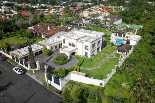 Luxury Home for Sale in Pinares de Curridabat – Modern Elegance Meets Timeless Comfort