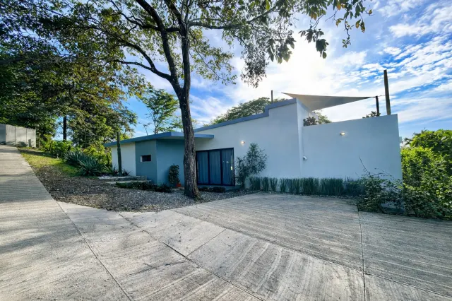 Contemporary Home with Infinity Pool in Tamarindo – 4 Bedroom Tropical Retreat on Large Lot