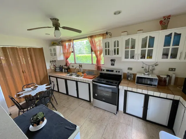 Charming Single-Story Residence in Los Reyes La Guacima: Your Ideal Home Awaits!