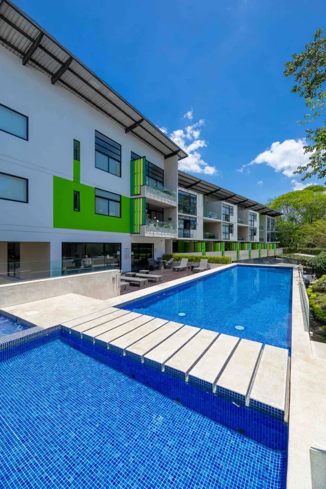 Modern Apartment with Private Garden in Arborea Flats, Santa Ana