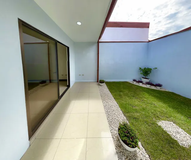 Modern 2-Bedroom Condo in Monte Blanco, Heredia