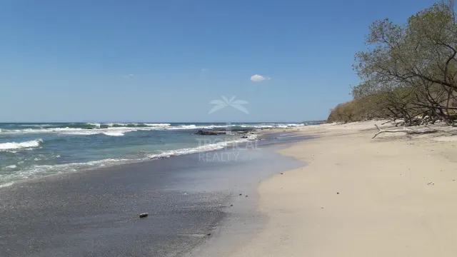 Unique Investment Opportunity – Beachfront Lot for Sale in Guanacaste