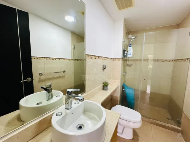 One-Level Penthouse in Avalon Country, Santa Ana – $240,000