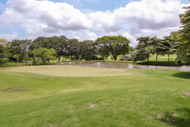 Modern Golf Course Haven: Spectacular Home in Valle del Sol, Santa Ana