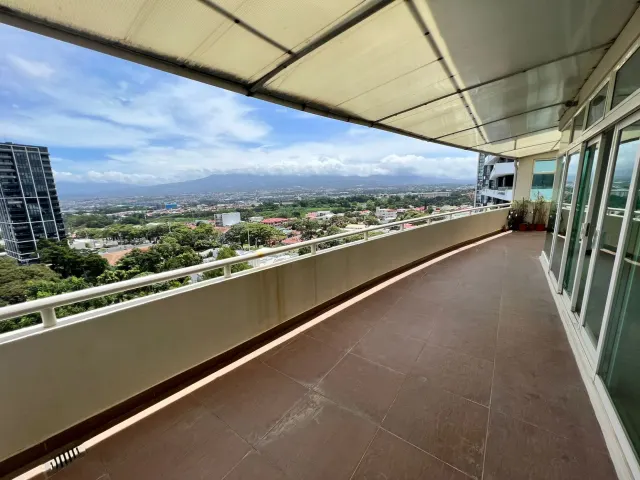 Penthouse Exclusivo en Torre Nunciatura: Elegancia y Funcionalidad