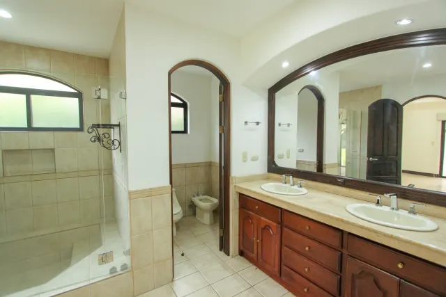 House for sale or rent, single-story, in the Bosques Lindora condominium, Santa Ana. RENTED