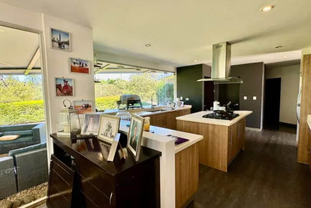 Charming two-story residence in Los Reyes La Guacima