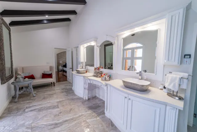 Monteran Luxury Home: Exquisite 3-Bedroom Residence