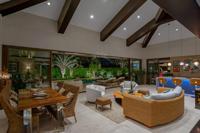 La Hacienda Cosmopolitan Chic – Exclusive Single-Level Luxury Estate in Santa Ana