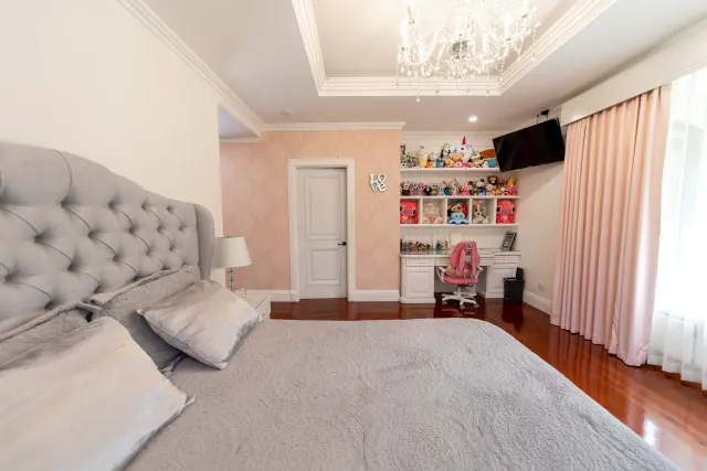 Monteran Luxury Home: Exquisite 3-Bedroom Residence