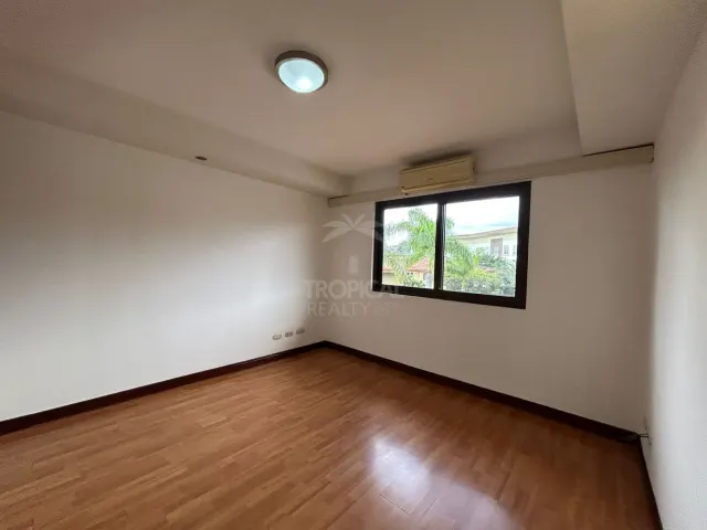 Spacious 4-Bedroom Townhouse in Villas de Valencia Condominium, Escazú