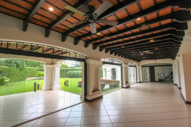 House for sale or rent, single-story, in the Bosques Lindora condominium, Santa Ana. RENTED
