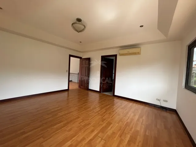 Spacious 4-Bedroom Townhouse in Villas de Valencia Condominium, Escazú