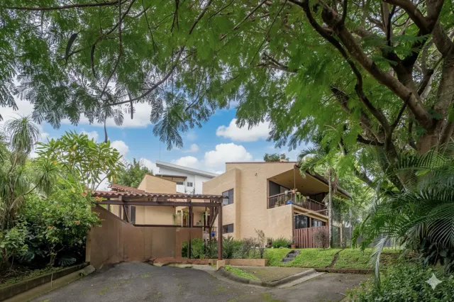 Spacious 5-Bedroom Home in Gated Community in Escazú, Guachipelin Norte