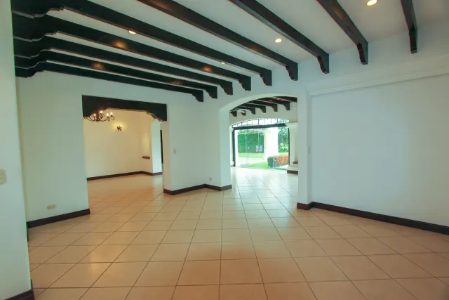 House for sale or rent, single-story, in the Bosques Lindora condominium, Santa Ana. RENTED