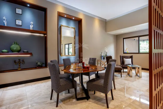 La Hacienda Cosmopolitan Chic – Exclusive Single-Level Luxury Estate in Santa Ana