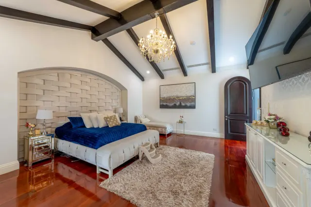 Monteran Luxury Home: Exquisite 3-Bedroom Residence