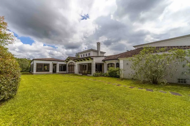 Monteran Luxury Home: Exquisite 3-Bedroom Residence