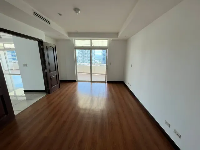 Penthouse Exclusivo en Torre Nunciatura: Elegancia y Funcionalidad