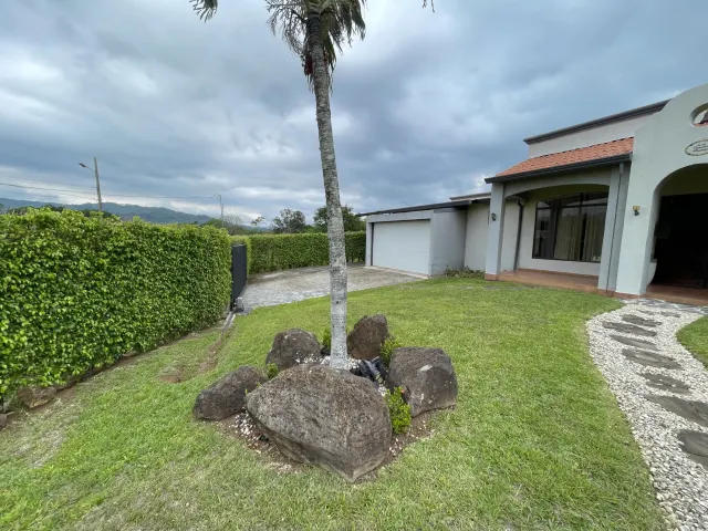 Single-story house for sale Hacienda Los Reyes