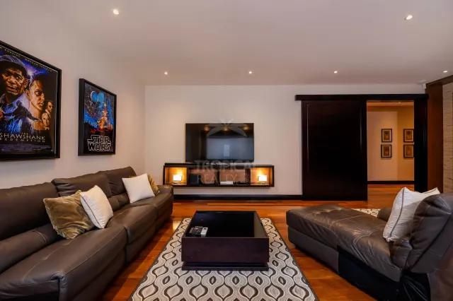 La Hacienda Cosmopolitan Chic – Exclusive Single-Level Luxury Estate in Santa Ana