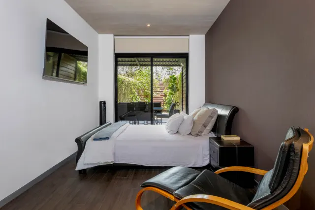 Modern Apartment with Private Garden in Arborea Flats, Santa Ana