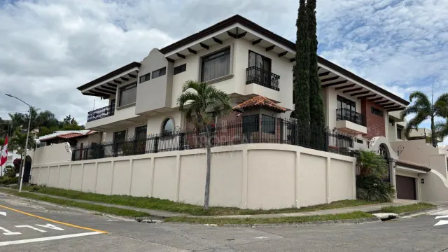 Independent Luxury Home in Los Laureles, Escazú