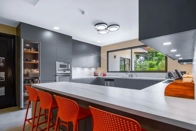 La Hacienda Cosmopolitan Chic – Exclusive Single-Level Luxury Estate in Santa Ana