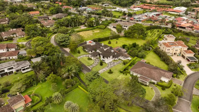 Monteran Luxury Home: Exquisite 3-Bedroom Residence