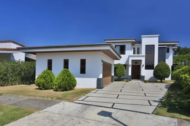 Contemporary House in Los Reyes, la Guacima for sale