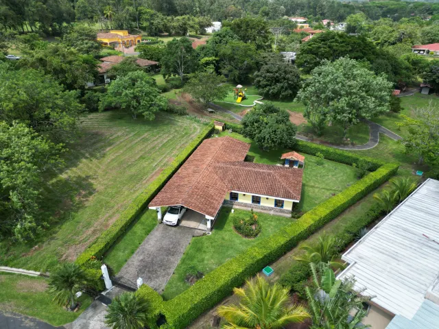 Charming Single-Story Residence in Los Reyes La Guacima: Your Ideal Home Awaits!