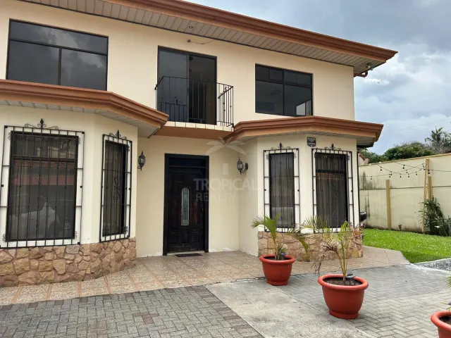 For Sale: Property with Two Independent Apartments – Pozos, Santa Ana