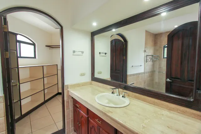House for sale or rent, single-story, in the Bosques Lindora condominium, Santa Ana. RENTED